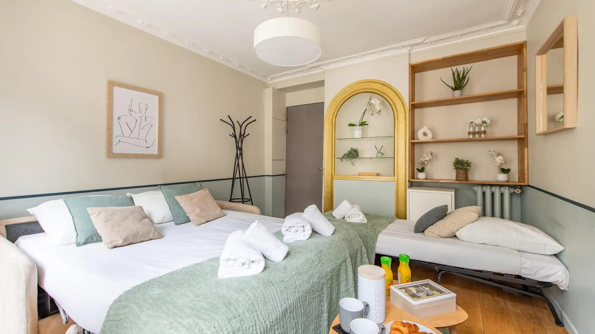 Modern Spacious Studio Only 1 Minute Away From The Place De La Republique Paris France