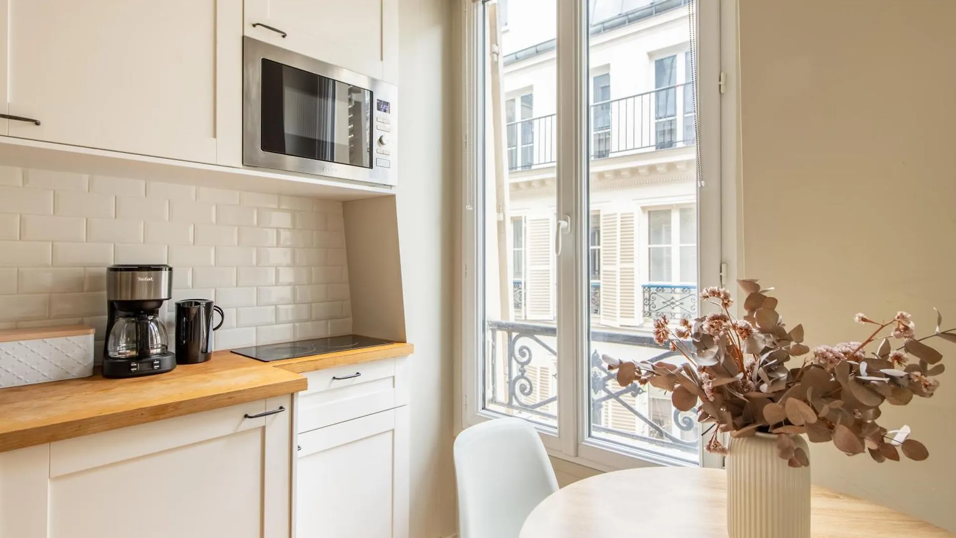 Modern Spacious Studio Only 1 Minute Away From The Place De La Republique Paris Apartment