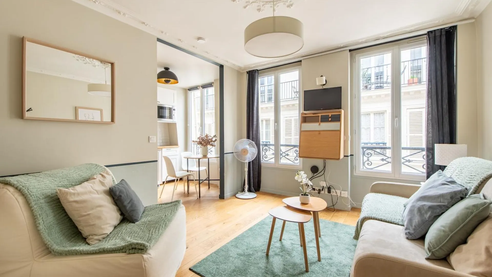 Modern Spacious Studio Only 1 Minute Away From The Place De La Republique Paris