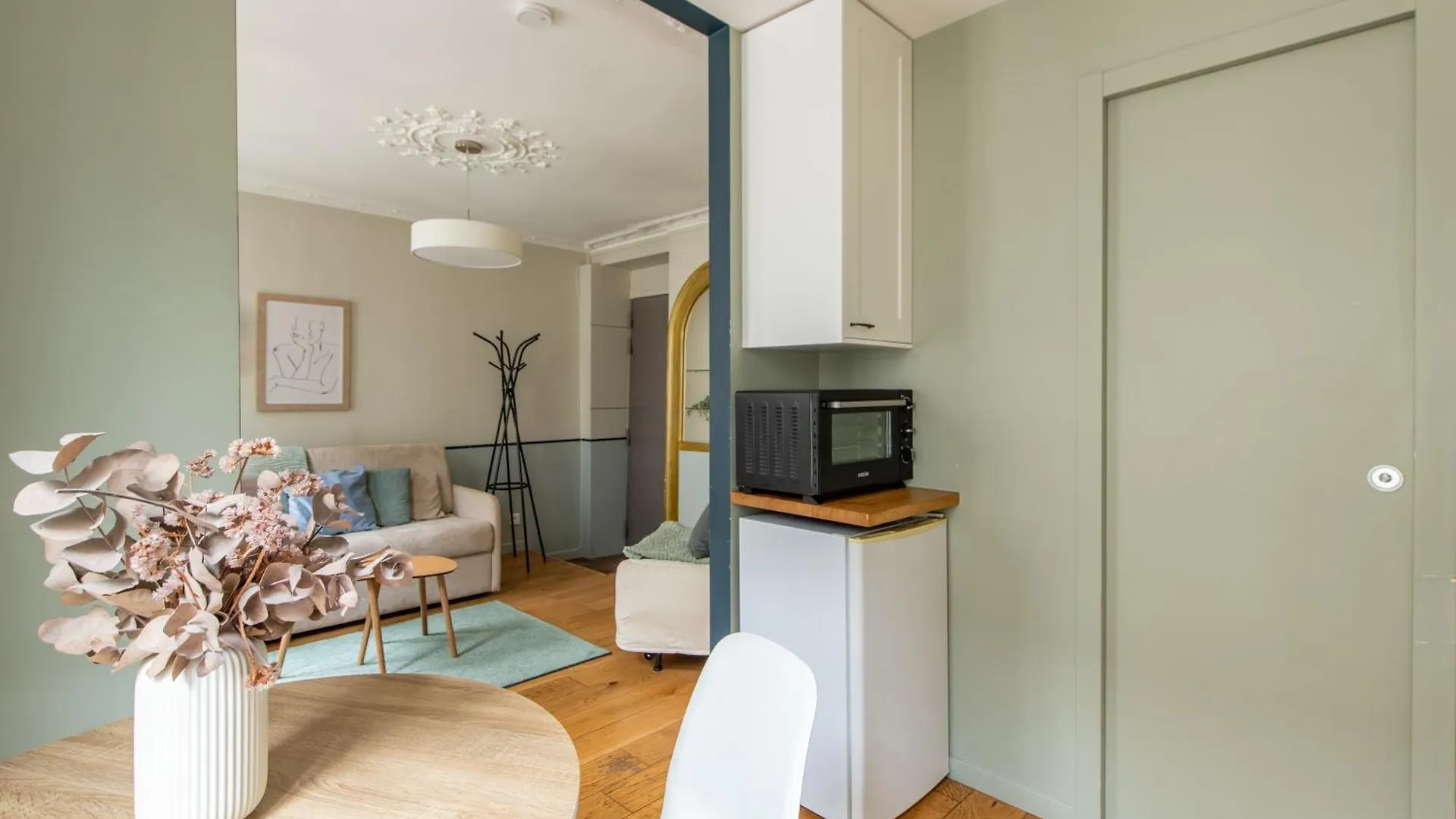 Modern Spacious Studio Only 1 Minute Away From The Place De La Republique Paříž Francie