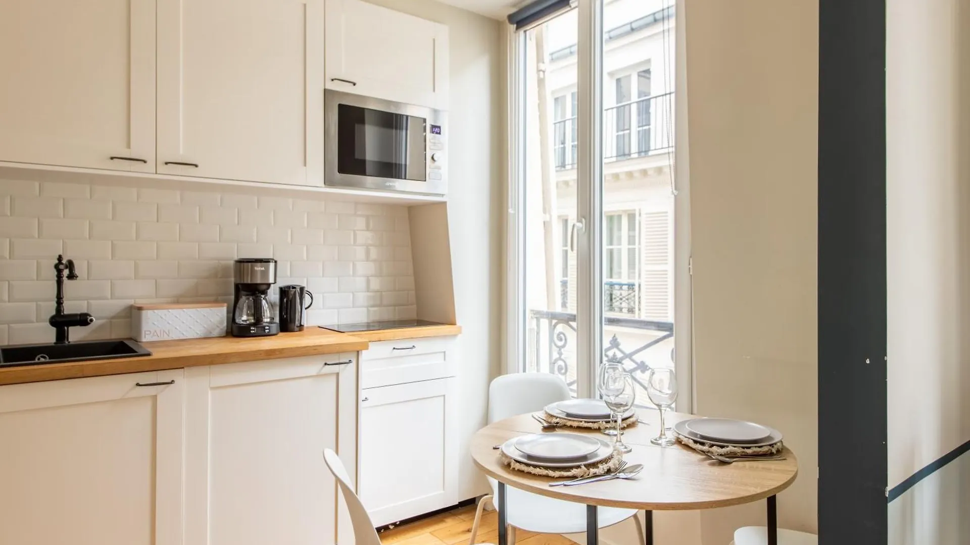 Modern Spacious Studio Only 1 Minute Away From The Place De La Republique Paris Apartment