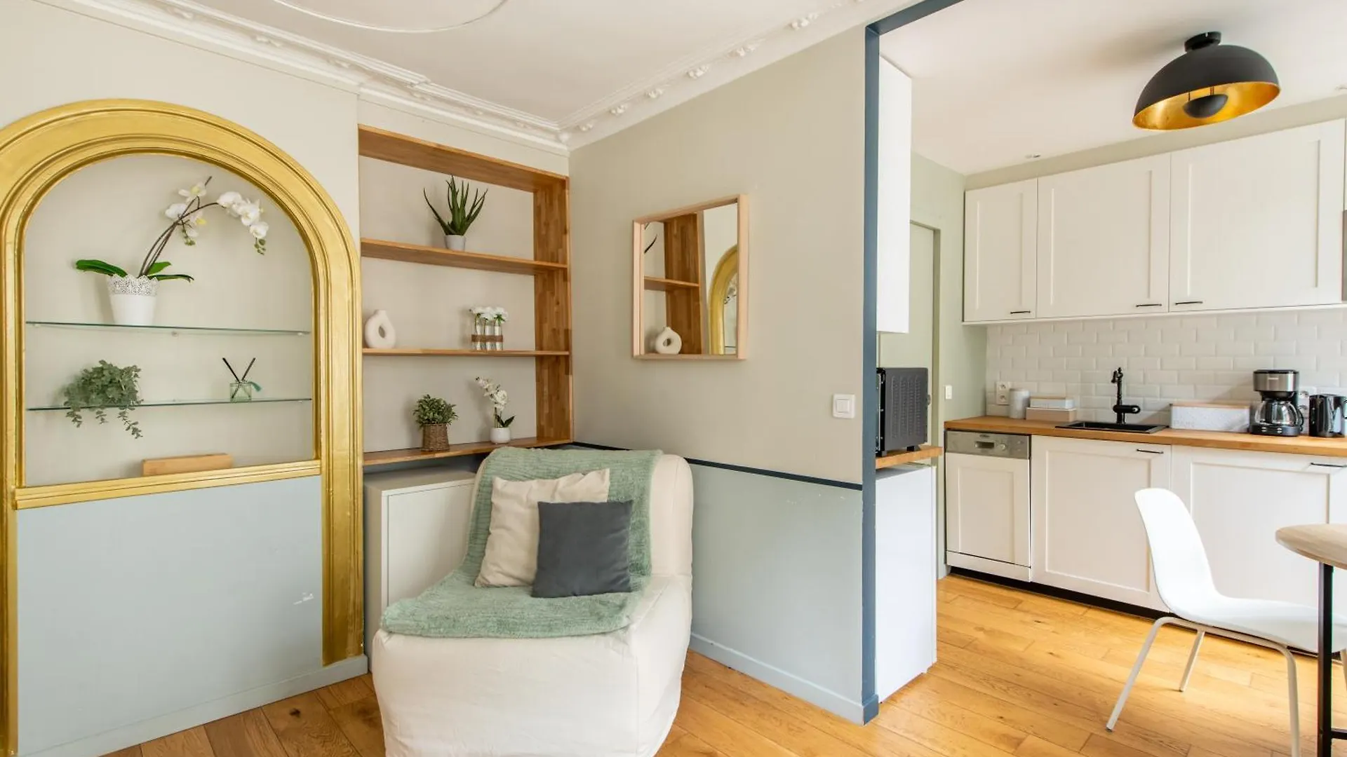 Modern Spacious Studio Only 1 Minute Away From The Place De La Republique Paris Apartment
