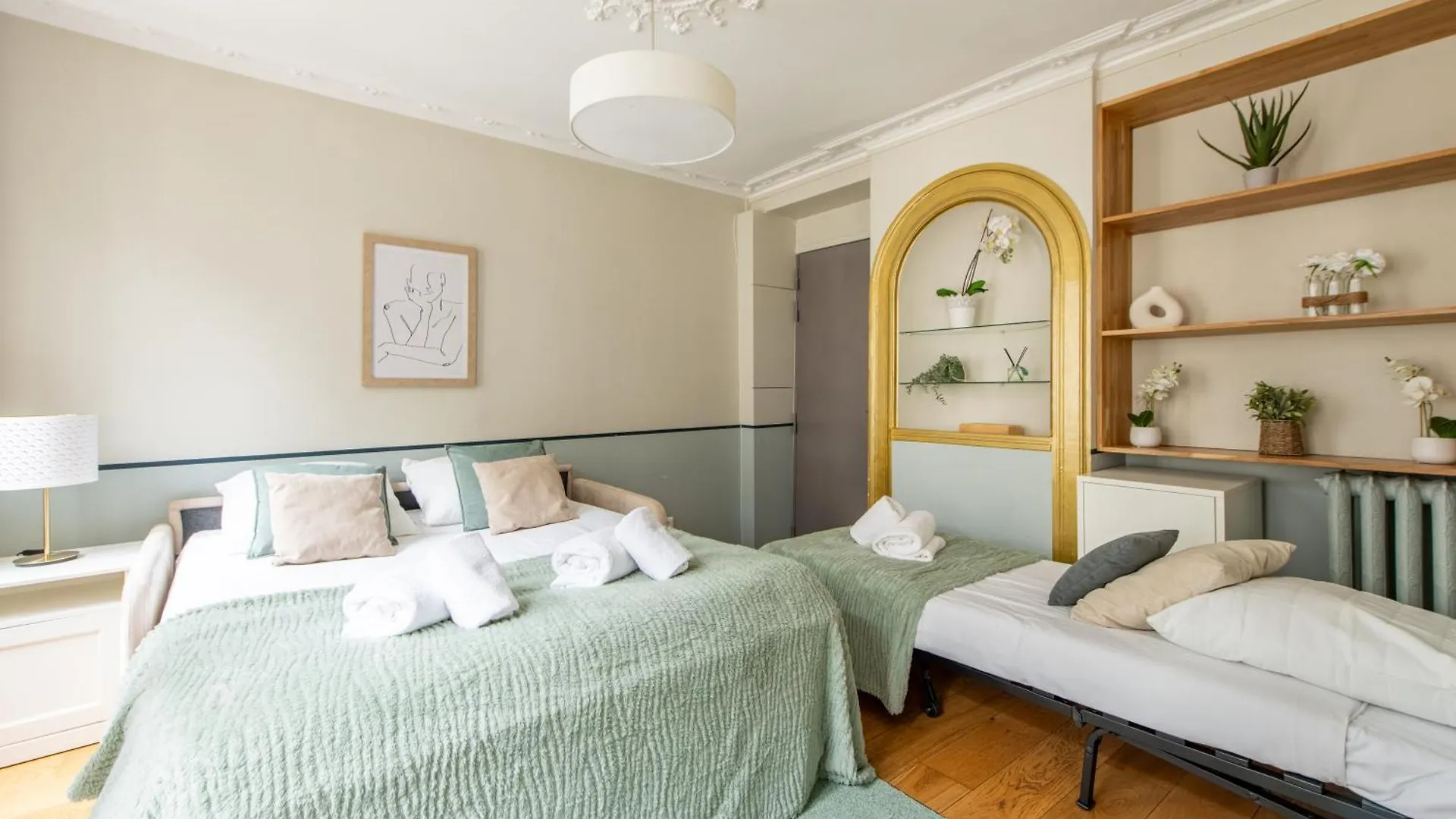 Modern Spacious Studio Only 1 Minute Away From The Place De La Republique Paris Apartment