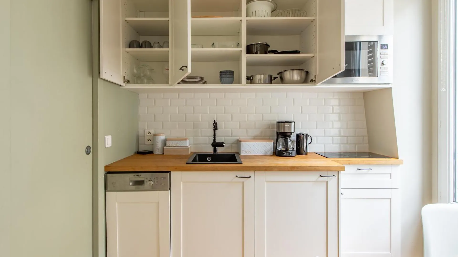Modern Spacious Studio Only 1 Minute Away From The Place De La Republique Paris