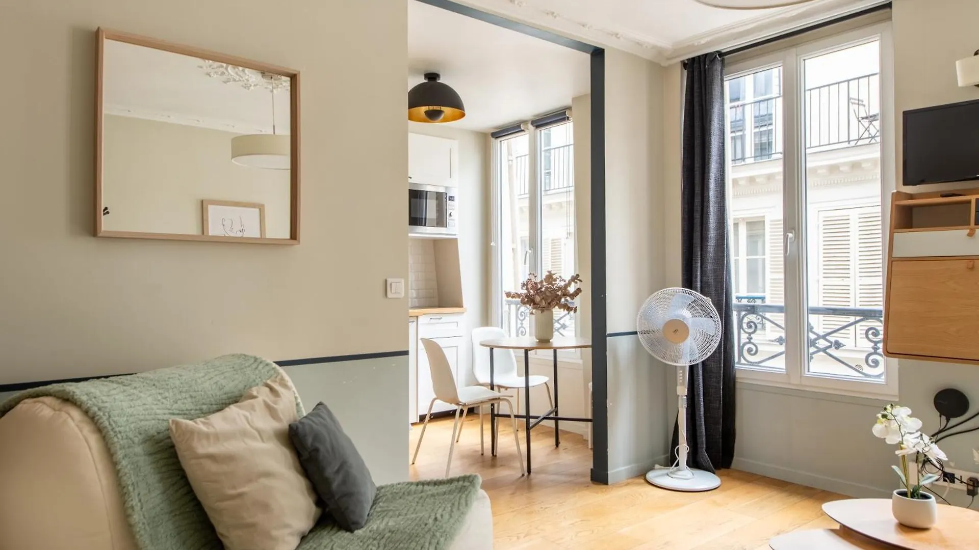 Modern Spacious Studio Only 1 Minute Away From The Place De La Republique Paris Apartment